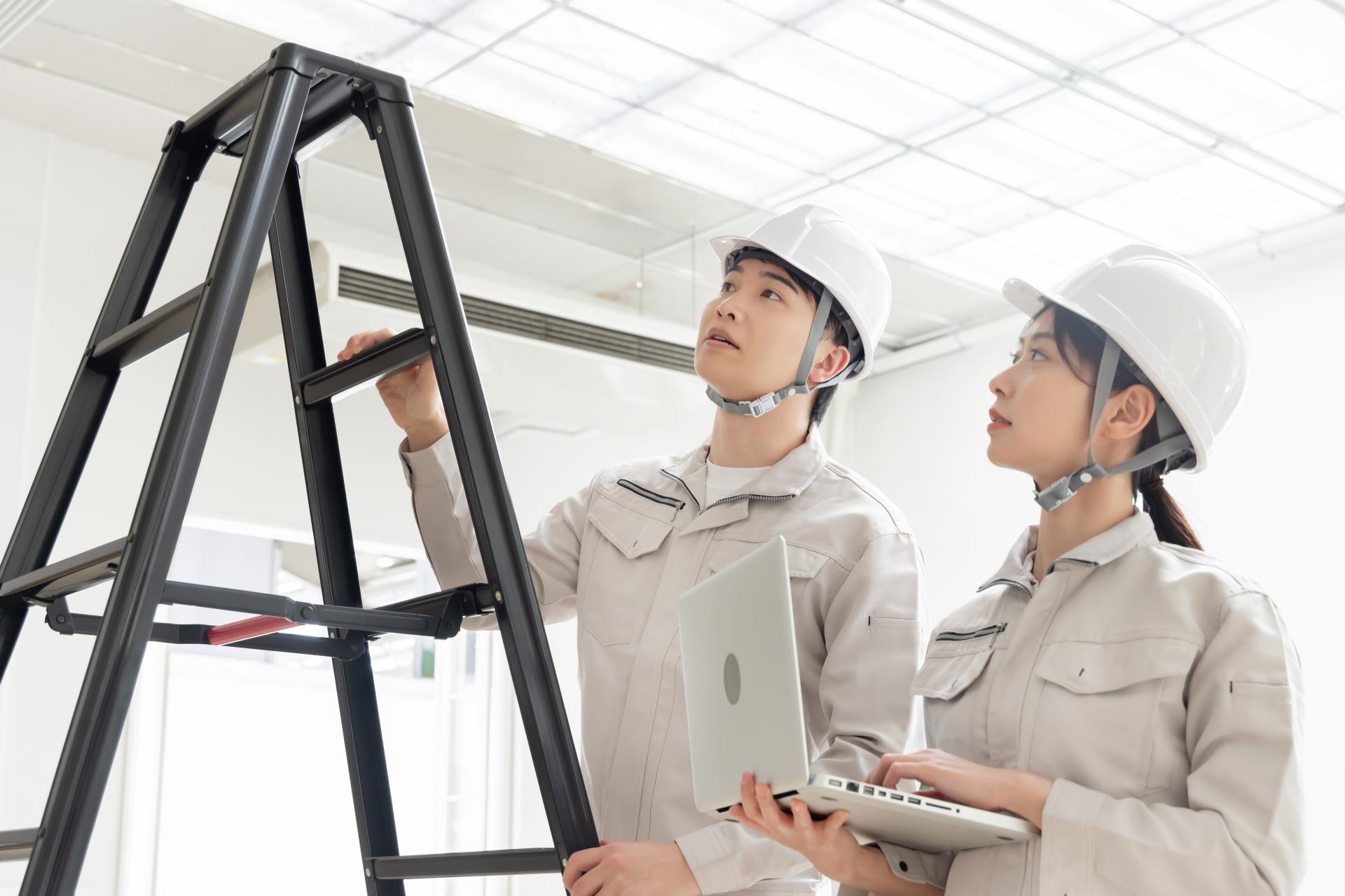 建築業務とパソコンのイメージ