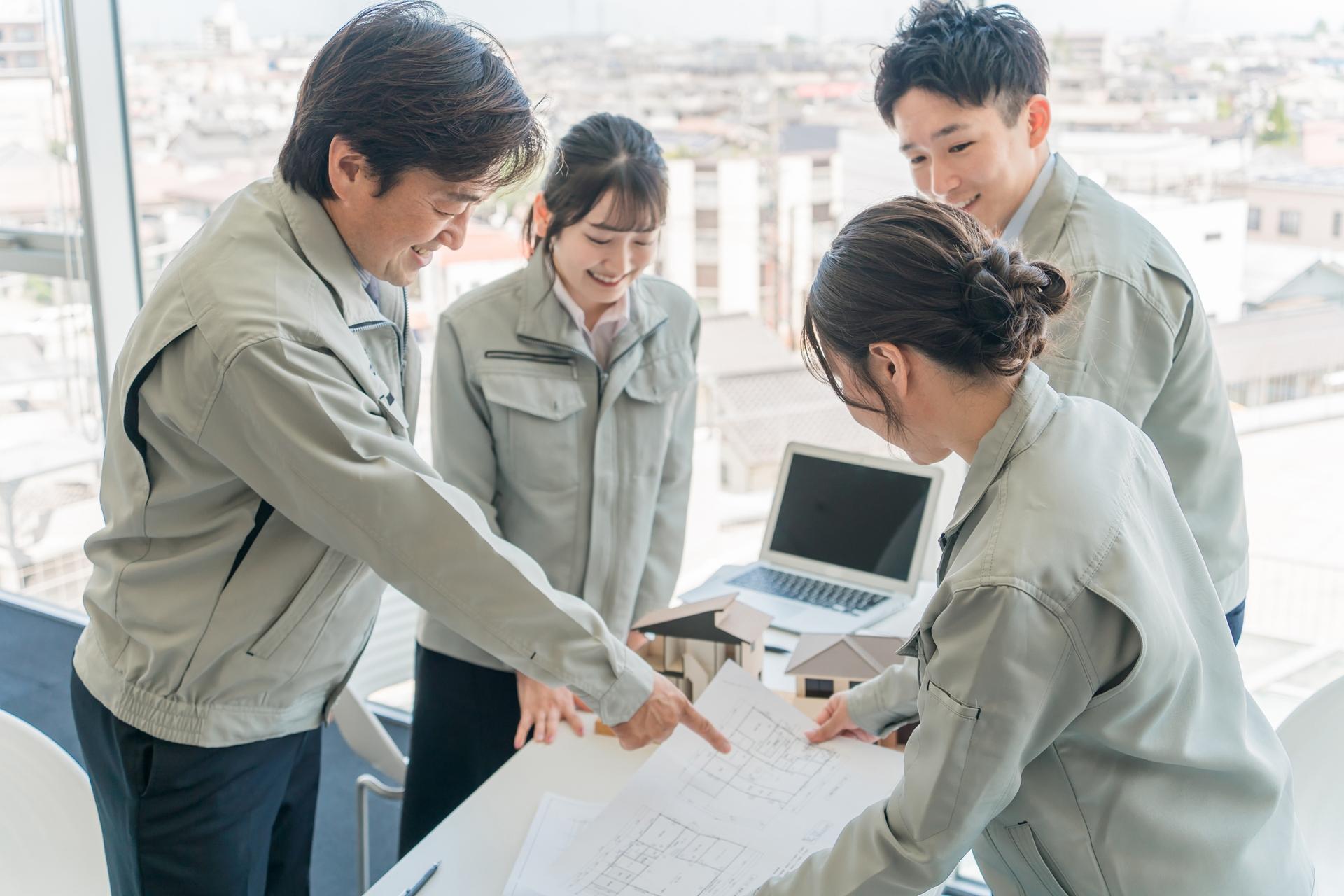 建築業務におけるパソコンの役割と多様な用途